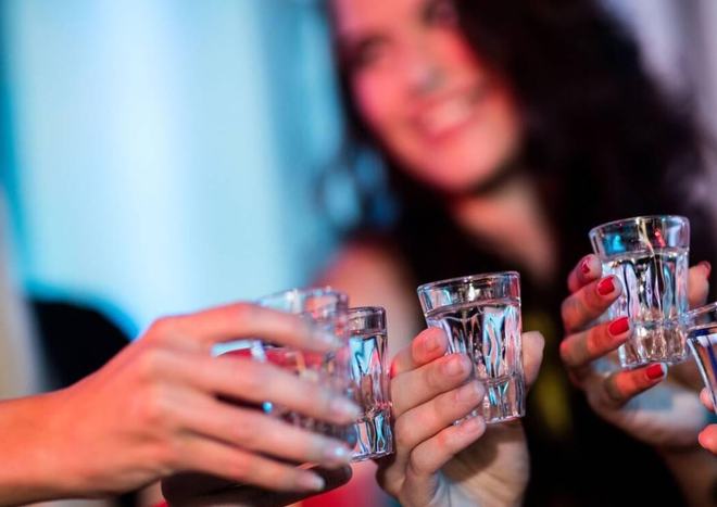 過年買酒注意！有些你覺得口感好的白酒，可能是酒精飲料